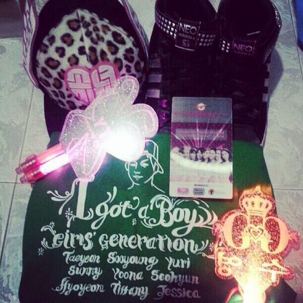 [PIC][11-10-2013]SNSD xuất phát đi Singapore để biểu diễn "2013 Girls' Generation's World Tour – Girls & Peace" vào sáng nay BWWo-gRCcAAB3Dr