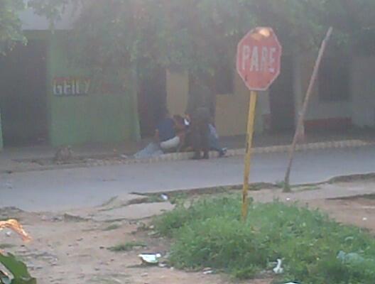RichardDangond1's tweet photo. Al parecer iban atracar a un hombre y este se defendió ocasionándole la muerte y quedó herido. @Valledupar http://t.co/eEnt8MXwHl
