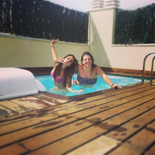 miireialopez's tweet photo. Momentos de verano que ya hecho de menos! Gooooordy te quiero @yurena_marin http://t.co/ERa0mSpfp4