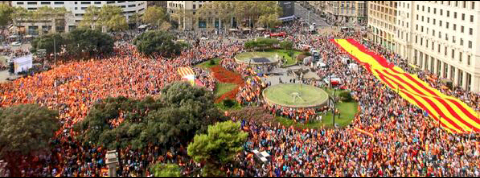 2Orgullo's tweet photo. Barcelona hoy, reivindicando ser ESPAÑOLES. ¿No sales hoy en la tele diciendo que Cataluña es un país, Artur Más? http://t.co/DwC8013nAQ