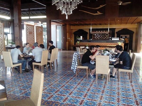 rofikhidayat's tweet photo. @Abhayagiri_food 
Glenn Fredly &amp; the bakuu cakar main di jogja terus mampir makan.. deh.. enak dan view nya keren http://t.co/WPGoRwKC5u