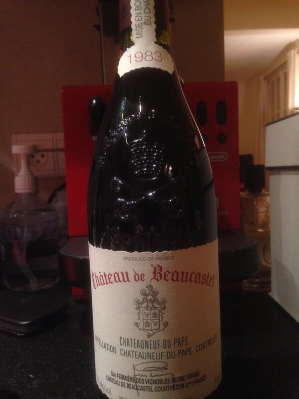 CaveaudePy's tweet image. 83 샤또 드 보까스텔: 처음에 리덕션 향이 강해서 걱정을 했지만 나중에 예쁜 가죽 커피향과 부드럽게 녹은 탠닌이 매력적이였습니다. 샤또뇌프뒤빠쁘는 힘이 좋아서 30년까지 기다려도 후회 안됩니다