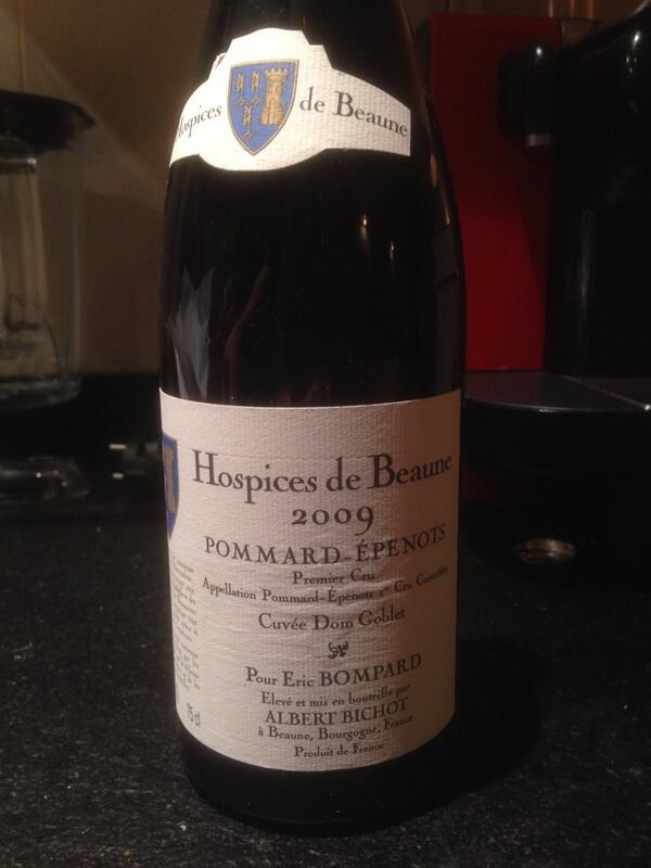 CaveaudePy's tweet image. 포마르의 레제프노는 원래 좋아했다. 친구의 아버님이 400병 구매한 2009오스피스드본 (비쇼)중에 한병 디켄팅해서 통닭 라타투이랑 즐겼습니다. 뭣보다 소중한 친구랑은 아무와인도 맛있게 느껴진다