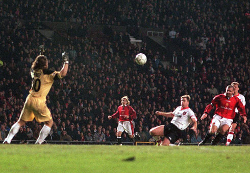 UnitedPhotos's tweet photo. Eric Cantona scores a brilliant chip after running through the heart of Sunderland in 1996. Legend. http://t.co/LEvvTsMT9g