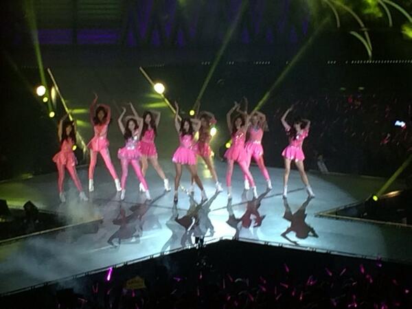 [PIC][11-10-2013]SNSD xuất phát đi Singapore để biểu diễn "2013 Girls' Generation's World Tour – Girls & Peace" vào sáng nay - Page 2 BWXn4nYCcAAlNOG