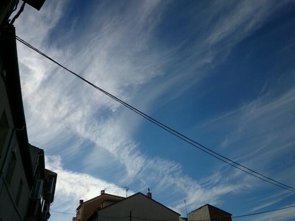 ChemSegovia's tweet photo. #geoingenieria #Segovia #Spain 12 oct 2013 cielo quimico http://t.co/rrZ7LElDSb