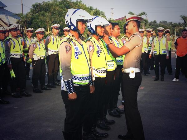 Ilhamsyafriant's tweet photo. Pemberian dan pemasangan helm.. http://t.co/cA7y5kmZx7