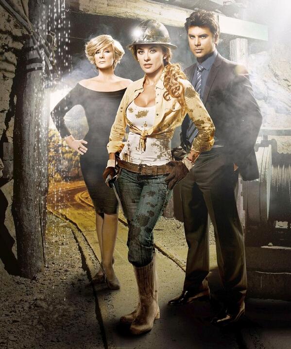 LATINOPARAISO's tweet photo. Постеры с №133 На фото сериал "Госпожа" (La Patrona ) http://t.co/dwZV2UTA6x