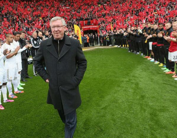 UnitedPhotos's tweet photo. Sir Alex Ferguson's last home game in charge of Manchester United. http://t.co/lqTjTqof9L