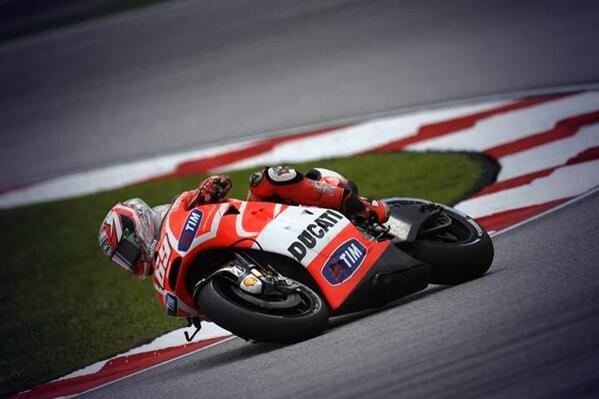 bgmotogp's tweet photo. Nicky Hayden at Turn 1 in Sepang, #DropItLow . 2013 #MalaysianGP https://t.co/Asn0je1m8r
