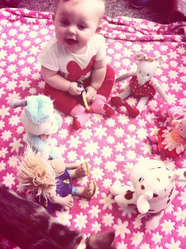 Danniilovee's tweet photo. Circle time with the Teddy's #CutieOfTheWeek #babygirl #teddys http://t.co/6PlD0tikgE