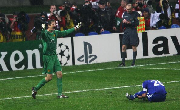 UnitedPhotos's tweet photo. Van Der Sar celebrating winning the Champions League in 2008. http://t.co/QsAHR12VFi
