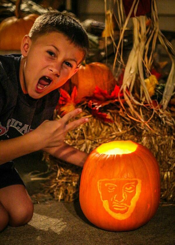 RAtheRuggedMan's tweet photo. haha. this is dope. A fan and his son carved my ugly face into a pumpkin... Perfect to scare people on Halloween. http://t.co/ZpEDbWE99h