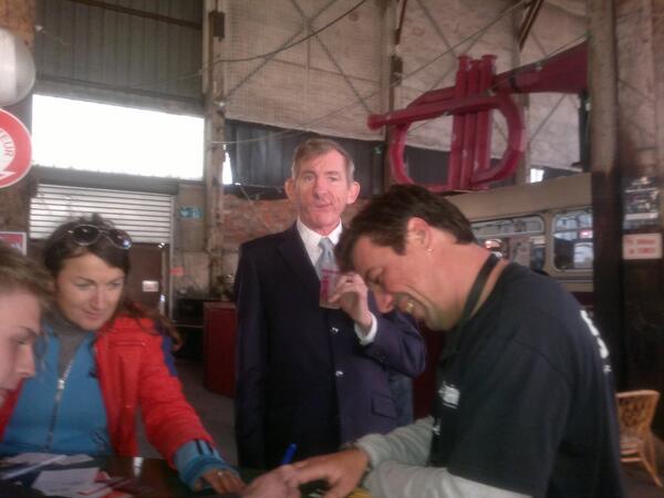 #bonjourtwitter fêtons l'arrivée ici avec Notre (autre) Président #satireaugarage <a href="/Groland/">Groland</a>  #quelbeaumétier