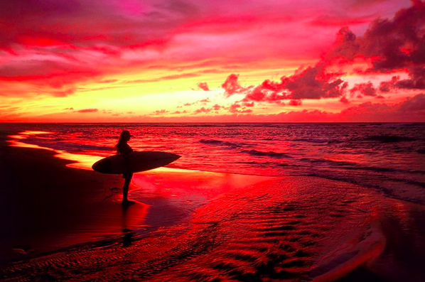 LesBellesPhotos's tweet photo. Faire du surf pendant que le soleil se couche. http://t.co/ic05eK7v7J