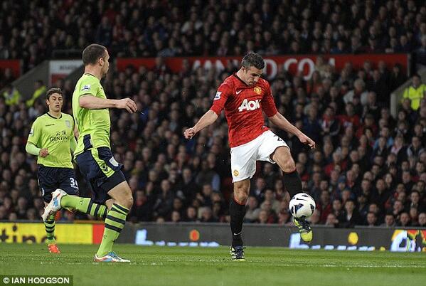 UnitedPhotos's tweet photo. Robin Van Persie's goal of the season for Manchester United. A masterpiece. http://t.co/J2fjgKdZCV