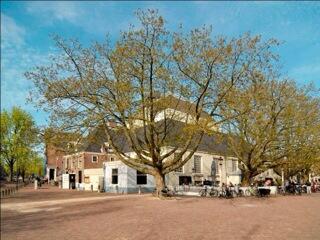 stadsherstel's tweet image. Onze @grachtencode zegel is niet moeilijk te vinden. Kijk op nr.10 op t Amstelveld bij @stadsherstel #grachtencode