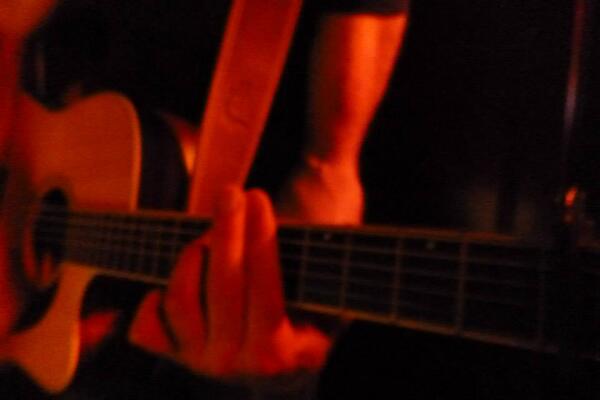 nieuwe snaren op de gitaar, bijna naar <a href="/cafedezeevaert/">cafedezeevaert</a> #gezellig #vlieland