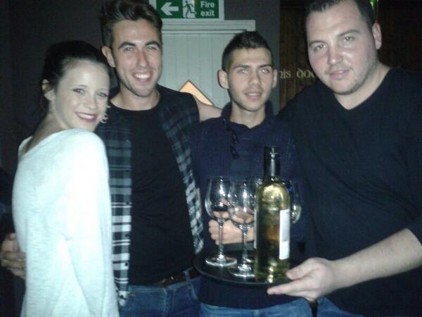 abrahamhambur's tweet photo. Buena noche ayer en #O'neilsLondon con muy buena compañia, la semana que viene mas un abrazo http://t.co/CewGjoCd7q