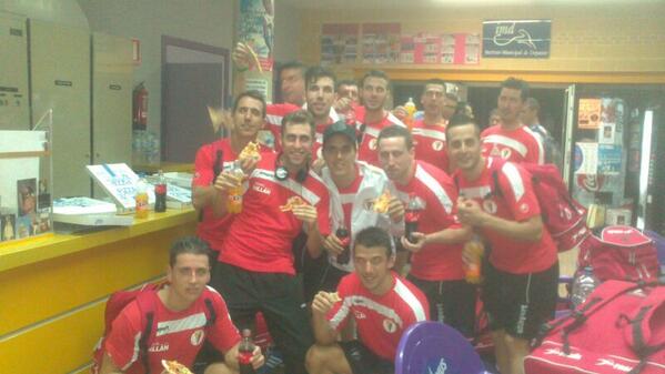 udcoinfs's tweet photo. Gran Detalle del @CD_EJIDO con la Coineña. Gracias a ésta gran directiva por tan ejemplar comportamiento. http://t.co/W6ARRppj4y
