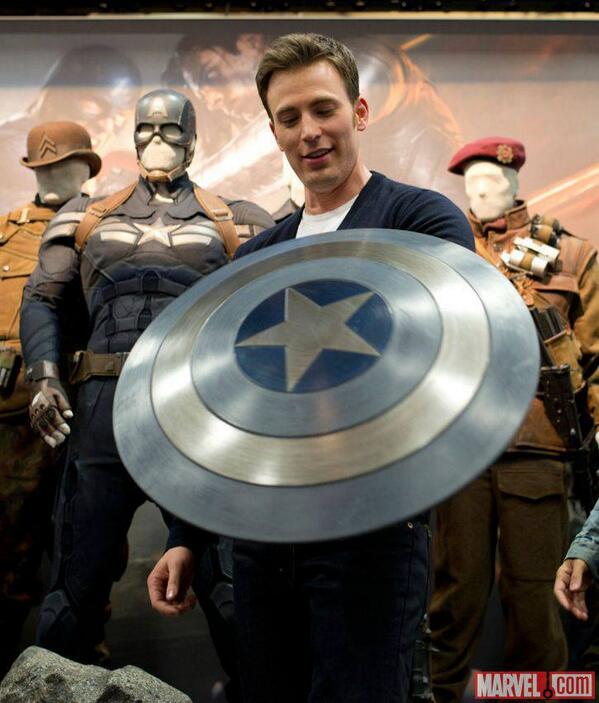 Cinemex on Twitter: "Chris Evans mostrando el escudo de #CapitánAméricayElSoldadoDelinvierno En #Cinemex en abril de 2014. http://t.co/nZAm8aonAV" / Twitter