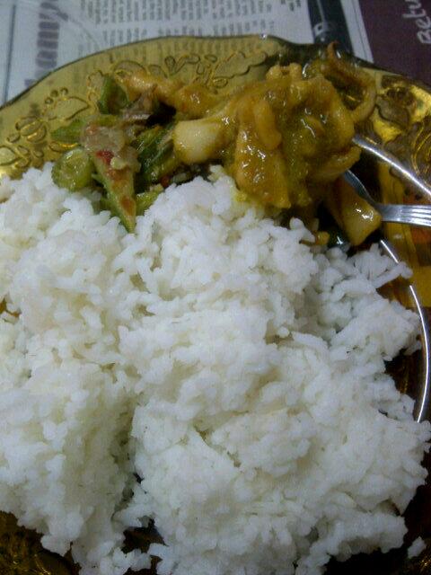 rosmiaharshad's tweet photo. Peria goreng dan sotong....sayang ibu :* http://t.co/kcG7owdj0E