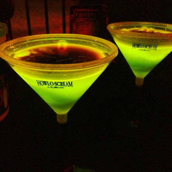 shadescl12's tweet image. Blood Martinis at @SeaWorldTexas #BloodThirsty makes for a FANG-tastic night!💉👄👌 #seaworld #swtexas