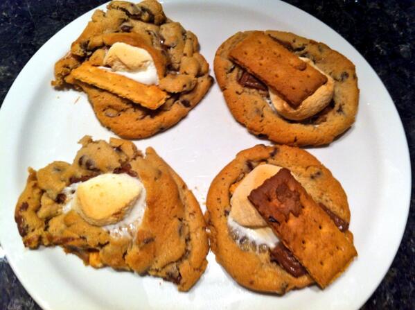 emmmmilysz's tweet photo. Our beautiful s'more cookies  @tay_lewis_ http://t.co/HU8nEjtNXn