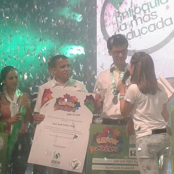 MiClaseTV's tweet photo. Juan José Patiño, de @admonentrerrios, cumplirá el sueño de estudiar Comunicación o Arquitectura. ¡Felicitaciones! http://t.co/3rdFSoGWRI