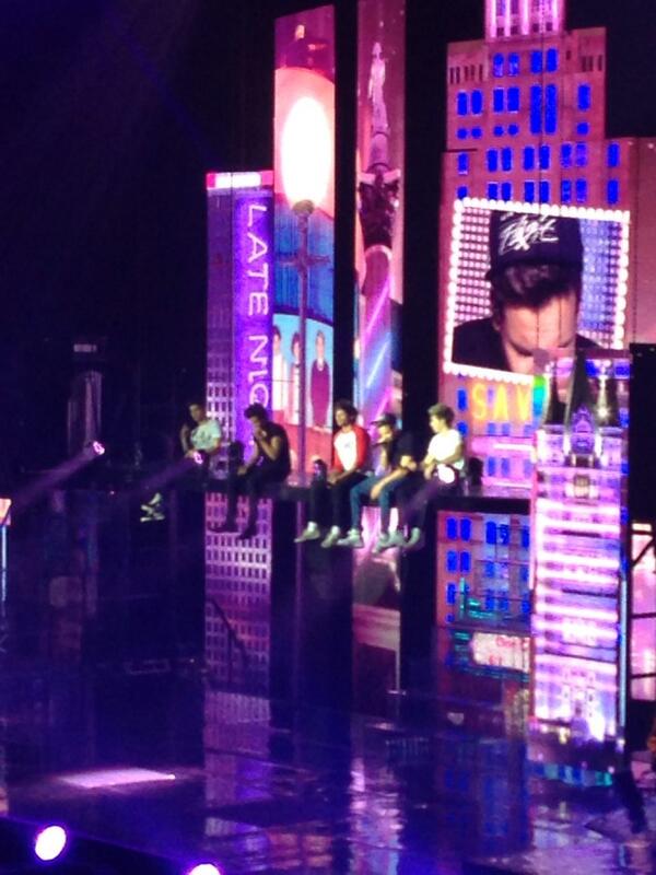CelineC_1D's tweet photo. @onedirection at the concert last night #bestnightever http://t.co/VdzyNCpPxo