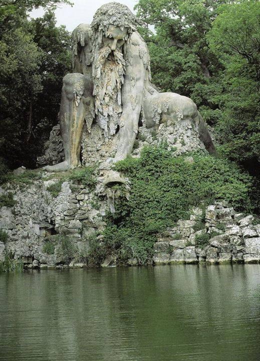 _Paisajes_'s tweet photo. El Colosso dell’Appennino, Florencia, Italia. http://t.co/4X6e9Ug7xZ
