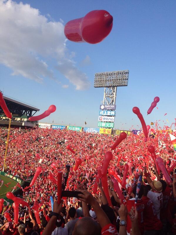 2023hanemancarp's tweet photo. 昨日のベストショット。
赤い軍団と向かってくる風船。 http://t.co/zemmLPUslr