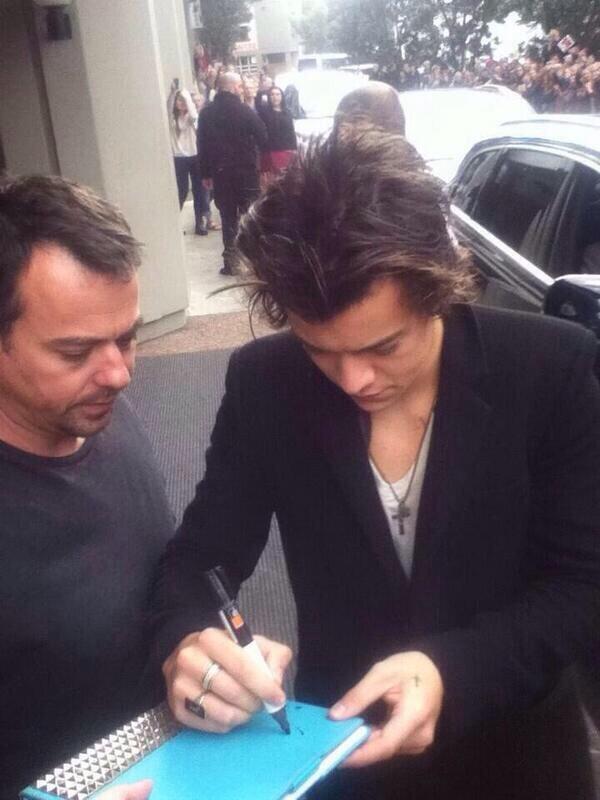 GirlsLike1Dx's tweet photo. Harry at the hotel  http://t.co/oliJE3mmtL