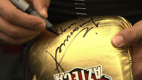 BoxAzteca7's tweet photo. Esperen la trivia durante la transmisión para ganar los guantes firmados por @jmmarquez_1 #GuantesBoxAzteca http://t.co/V5O3FMyV5Q