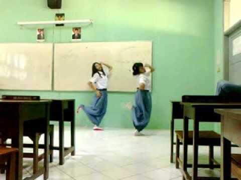 LittleAgls's tweet photo. ka ngapain ini? @NisrinaRidha @jesszalfasica http://t.co/ZEAkEZGwql