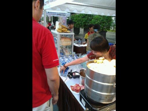 Tukang siomay &amp; ropang bisa terima credit &amp; prepaidcard, powered by Kartuku. Cashless is one step closer.