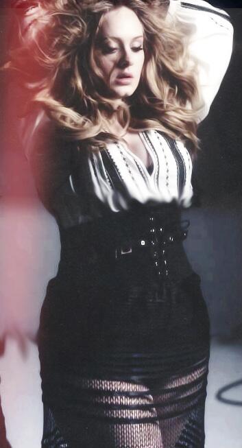 estaeadele's tweet image. Esta é Adele. Adele acha que nos seduz com esse corpão. Parabéns Adele, você está certa