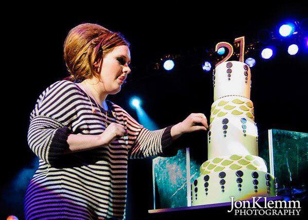 estaeadele's tweet image. Esta é Adele. Adele nem imagina o quanto sentimos falta dessa época