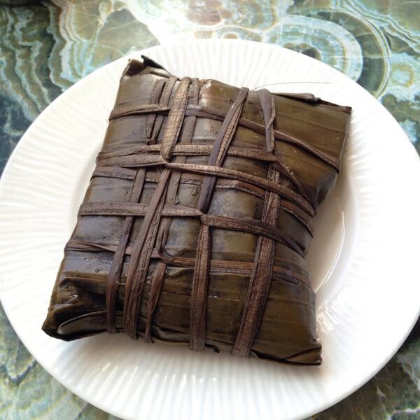 Benrj's tweet photo. Así luce un tamal chinchano. A punto de ser abierto y ser devorado. Gracias Miguel. http://t.co/20OkcCiWTl