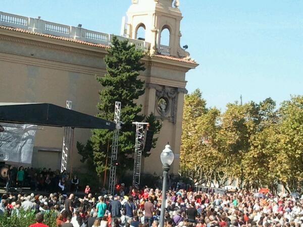 NuriaPujolar's tweet photo. A Monjuich, Barcelona s'aplega pel procés constituent. Molta gent i entitats. Amb Teresa Forcads i Arcadi Oliveres http://t.co/9c84asE3aw