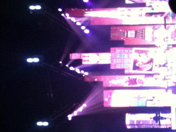 Laura_Simpson_x's tweet image. BOOM!!! My life is now complete! #onedirectionlive #takemehometour #aucklamd #nz