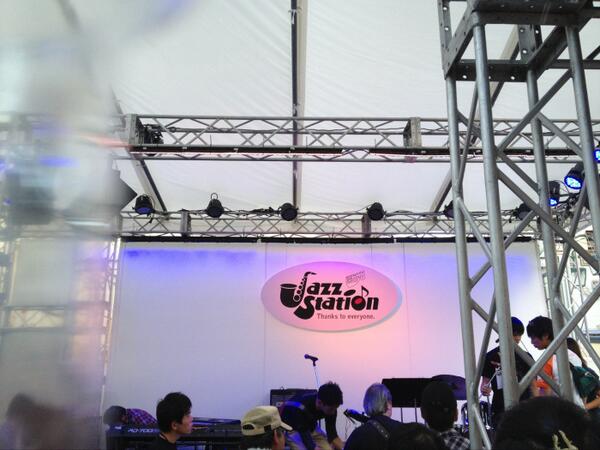 yaya008's tweet photo. 思いがけず、ジャズのステージが見れた♪ 今日自由が丘はお祭りらしい。 http://t.co/CxQGqzPMp0