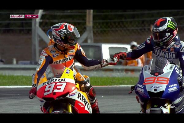 MotoRaceFeed's tweet photo. #MotoGP Marquez and Lorenzo keep it friendly at the end http://t.co/GO4OsSV8OF
