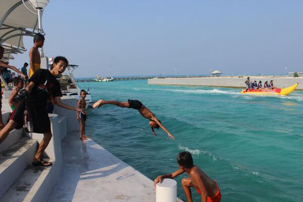 RT <a href="/ritz_adventure/">Ritz Adventure</a>: Anak anak Pulau Tidung menunjukkan keahlian nya, wow... #loncatindah