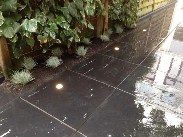 Mooie bestrating gelegd met de nieuwe serie verlichting@in-lite tuinverlichting
