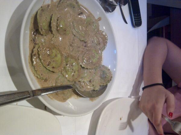 beretsii's tweet photo. Esto es comida de domingo @almaAmal #Asisi http://t.co/ULtpHDd2tj