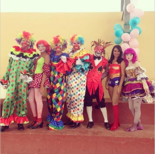 VamosPDF's tweet photo. Contamos com a parceria do Cia. Dançart para realizarmos um belo projeto. #palhaços #bonecas #coringa . http://t.co/Kqr092vtt9