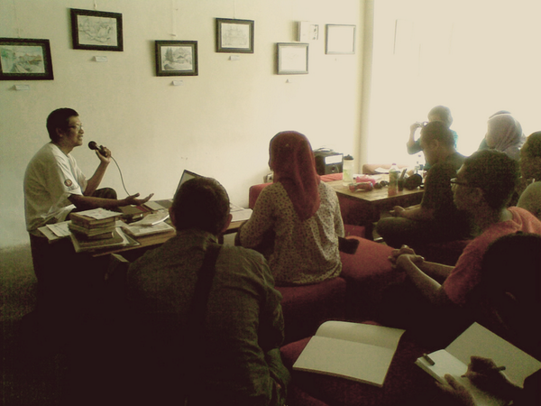 Acara Sinau Sesarengan (Belajar Bareng) tadi siang. Asyik banget ;) Terimakasih <a href="/LedreCafe/">Ledre Café</a>