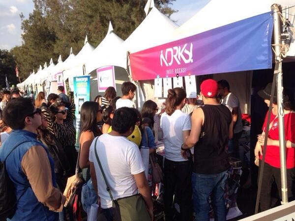 indierocks's tweet photo. ¿Listos para el segundo día? ¡No dejen de ir a nuestro stand por sus revistas, póster, stickers y más! #CC13conHP http://t.co/upXuw3L0KG