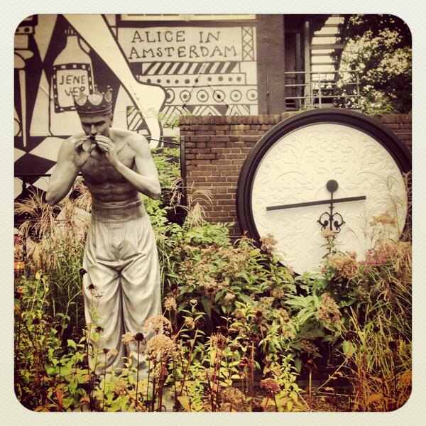 DeGrachten's tweet image. Schuilen in @AndazAMS en dan op zoek naar een #grachtencode-zegel in de tuin van Alice in #Amsterdam! #laatsteuurtjes